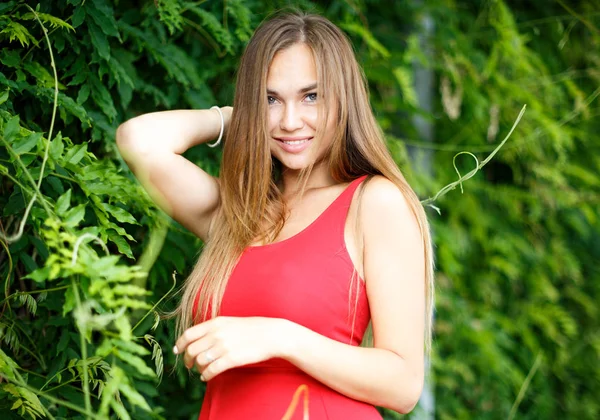 Kırmızı elbiseli açık havada güzel kız — Stok fotoğraf