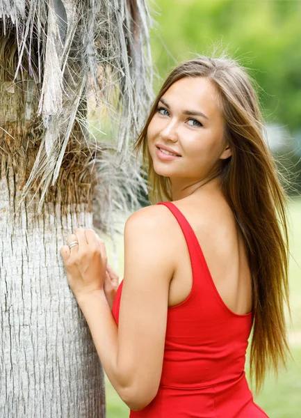 Hermosa chica al aire libre en vestido rojo —  Fotos de Stock