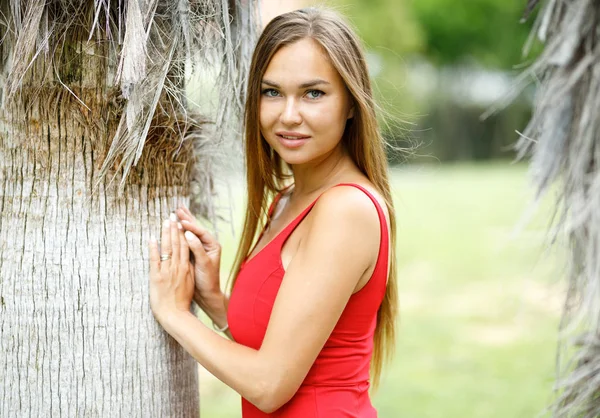 Hermosa chica al aire libre en vestido rojo —  Fotos de Stock