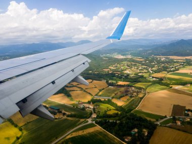 Uçan bir uçağın kanadı