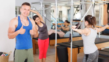 bir grup kız olarak modern spor salonu ile koç