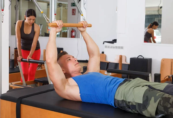 insanlar jimnastik salonu ile modern fitness ekipmanları