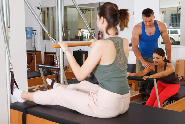 insanlar jimnastik salonu ile modern fitness ekipmanları