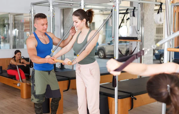 insanlar jimnastik salonu ile modern fitness ekipmanları