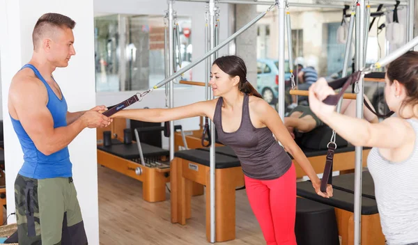 insanlar jimnastik salonu ile modern fitness ekipmanları