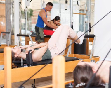 insanlar jimnastik salonu ile modern fitness ekipmanları
