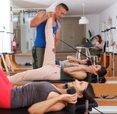 insanlar jimnastik salonu ile modern fitness ekipmanları