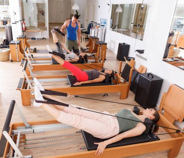insanlar jimnastik salonu ile modern fitness ekipmanları