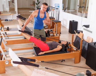 insanlar jimnastik salonu ile modern fitness ekipmanları
