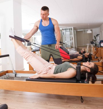 insanlar jimnastik salonu ile modern fitness ekipmanları