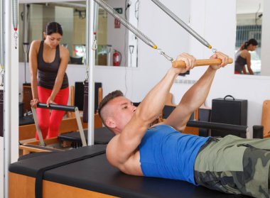 insanlar jimnastik salonu ile modern fitness ekipmanları