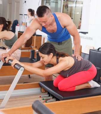 insanlar jimnastik salonu ile modern fitness ekipmanları