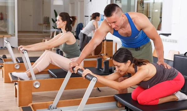 People in the gym with modern fitness equipment — Stock Photo, Image