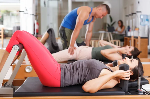 insanlar jimnastik salonu ile modern fitness ekipmanları