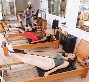 insanlar jimnastik salonu ile modern fitness ekipmanları