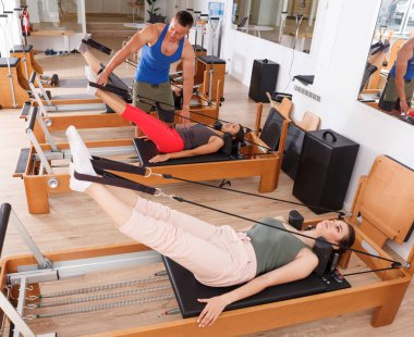 insanlar jimnastik salonu ile modern fitness ekipmanları