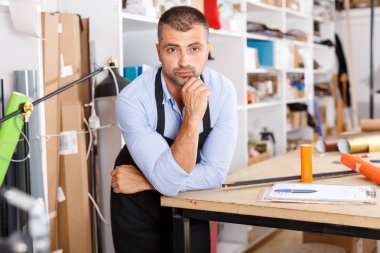 adam tasarımcı ve kağıt, baskı imalat baskı ile yazdırma operatör