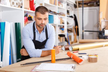 adam tasarımcı ve kağıt, baskı imalat baskı ile yazdırma operatör