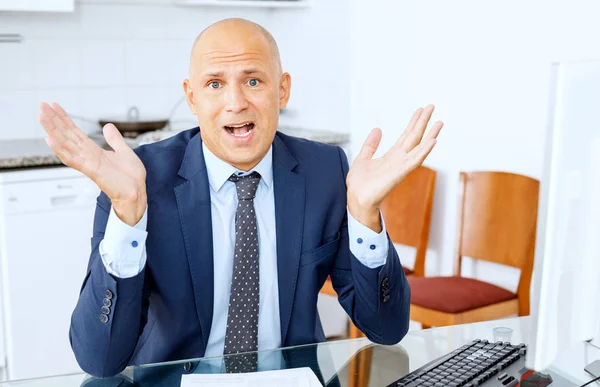 Бизнес, люди, стресс, провал сердитого бизнесмена с компьютером в офисе — стоковое фото