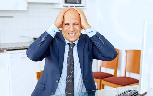 Empresário estressado e sobrecarregado gritando no escritório — Fotografia de Stock