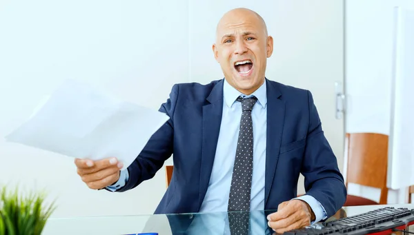 Empresário estressado e sobrecarregado gritando no escritório — Fotografia de Stock