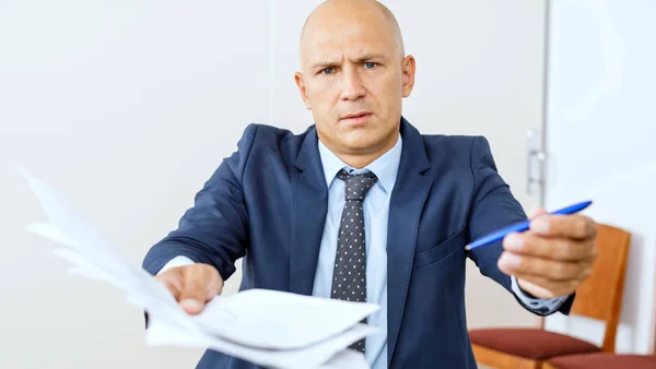 Businessman with folder of duo documents asks to sign — Stock Photo, Image