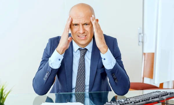Разочарованный бизнесмен, работающий в офисе — стоковое фото
