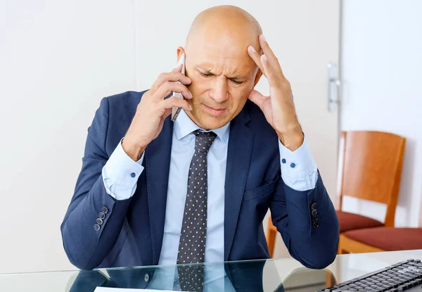 Gefrustreerd zakenman werken op kantoor interieur — Stockfoto