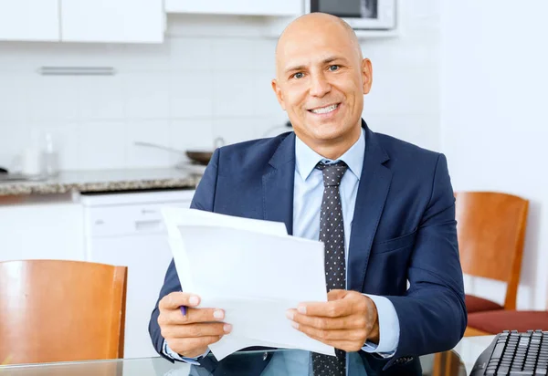 Insurance agent with documents in the house — Stock Photo, Image