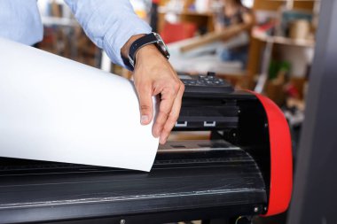 yakın çekim büyük basılı kağıt