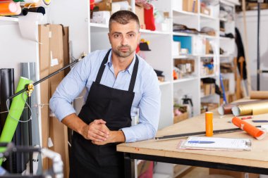 adam tasarımcı ve kağıt, baskı imalat baskı ile yazdırma operatör