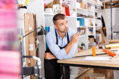 adam tasarımcı ve kağıt, baskı imalat baskı ile yazdırma operatör