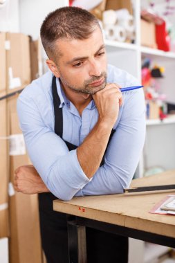 adam tasarımcı ve kağıt, baskı imalat baskı ile yazdırma operatör