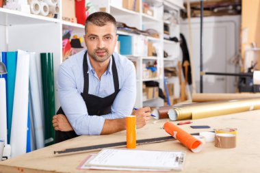 adam tasarımcı ve kağıt, baskı imalat baskı ile yazdırma operatör