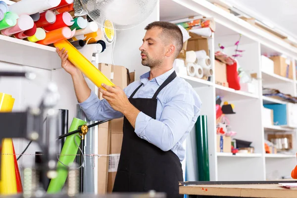 Man designer and print operator with vinyl paper at print manufacturing — Stock Photo, Image