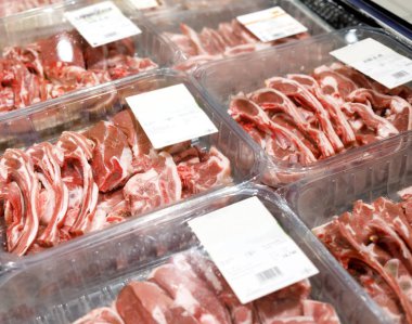 Bir süpermarkette vitrin etli çiğ Ürünler