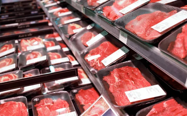 Показать мясное сырье в супермаркете — стоковое фото