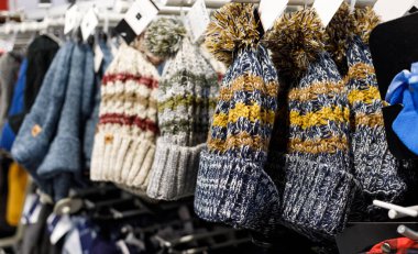 Stok yün sıcak şapka depolamak