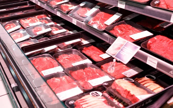 Показать мясное сырье в супермаркете — стоковое фото