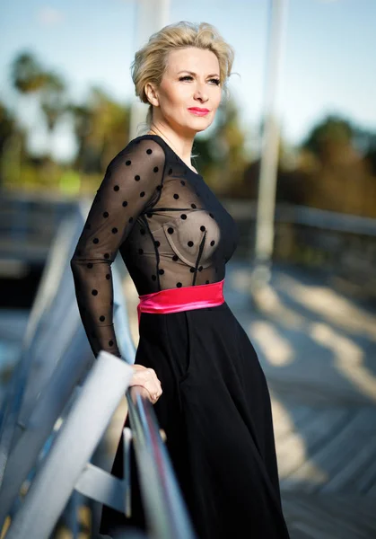 Portret van volwassen modieuze elegante vrouw op stad. — Stockfoto