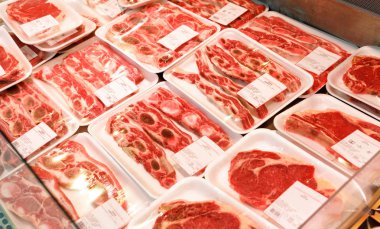 Bir süpermarkette vitrin etli çiğ Ürünler