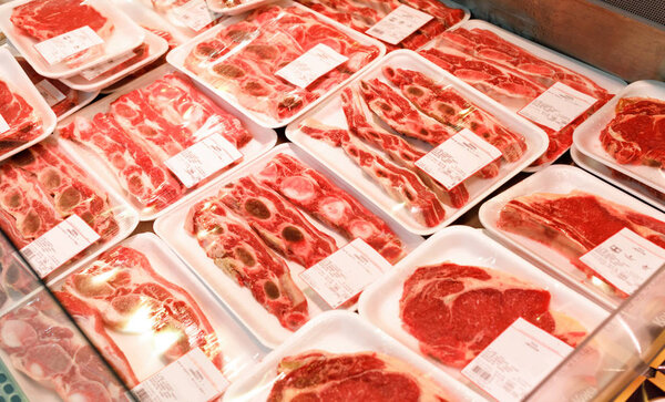 Показать мясное сырье в супермаркете

