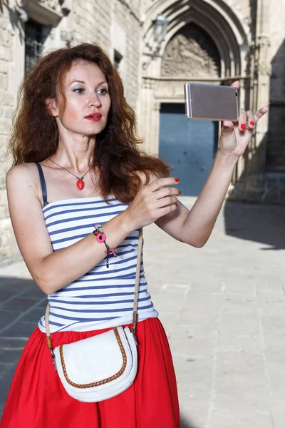 Joven Turista Usando Smartphone Calle Ciudad —  Fotos de Stock