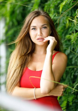 Kırmızı elbiseli açık havada güzel kız