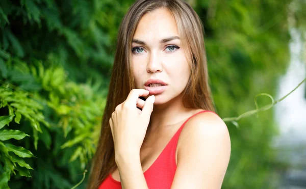 Yakın çekim kırmızı elbiseli Genç Bayan portresi — Stok fotoğraf