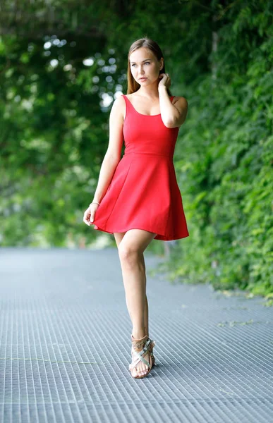 Piękna dziewczyna na zewnątrz w czerwonej sukience — Zdjęcie stockowe