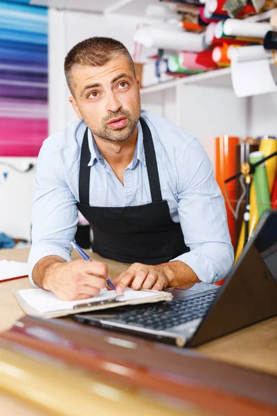 Yrke, jobb, människor, Workman i speciella kläder med papper — Stockfoto