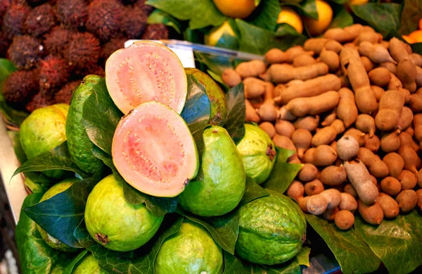 Färska frukter på marknaden. Exotiska färska frukter på en marknad. Papaya, drake frukt, kiwi, passionsfrukt. — Stockfoto