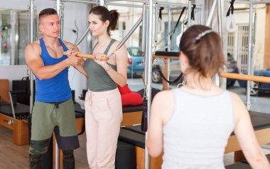 insanlar jimnastik salonu ile modern fitness ekipmanları