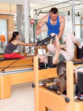 insanlar jimnastik salonu ile modern fitness ekipmanları
